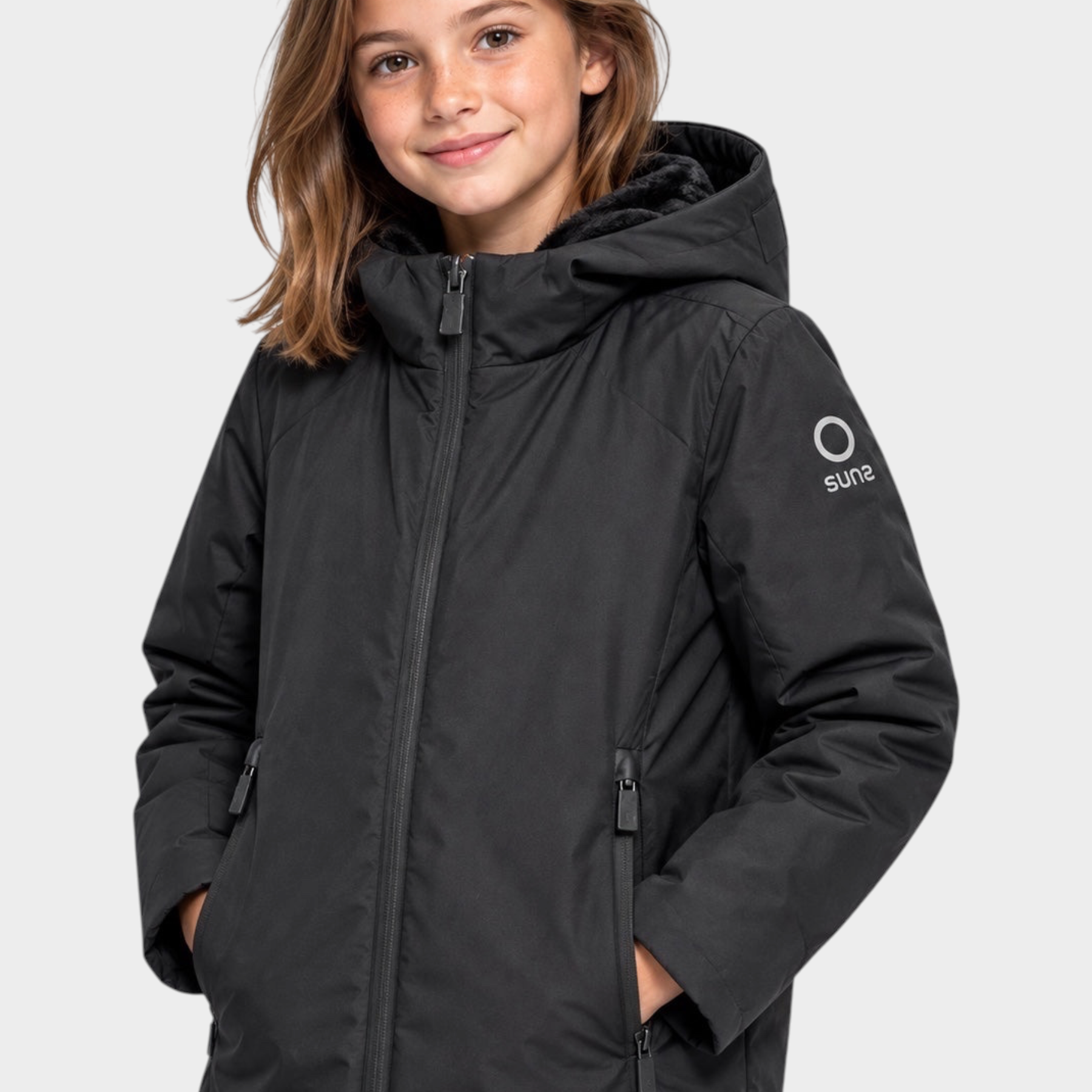 Bambina che indossa il giubbino nero Aurelia Velour di Follower SRL con cappuccio e logo SUNS BOARDS sulla manica