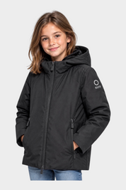 Bambina che indossa il giubbino nero Aurelia Velour di Follower SRL con cappuccio e logo SUNS BOARDS sulla manica