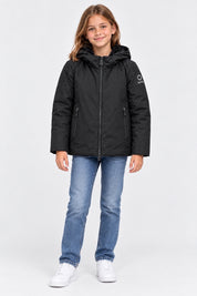 Bambina che indossa il giubbino nero Aurelia Velour di Follower SRL con cappuccio e logo SUNS BOARDS sulla manica