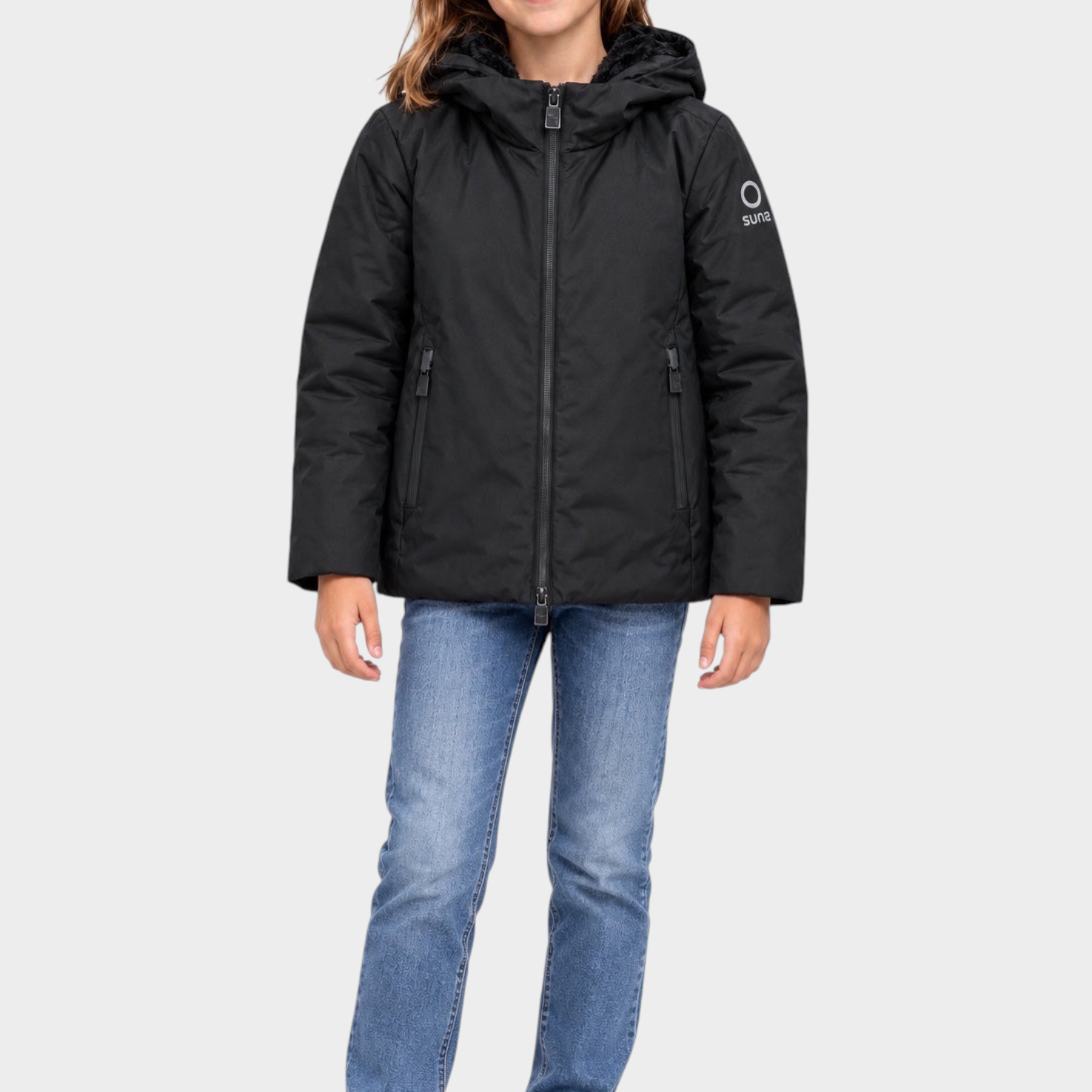 Bambina che indossa il giubbino nero Aurelia Velour di Follower SRL con cappuccio e logo SUNS BOARDS sulla manica