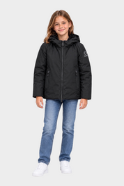 Bambina che indossa il giubbino nero Aurelia Velour di Follower SRL con cappuccio e logo SUNS BOARDS sulla manica