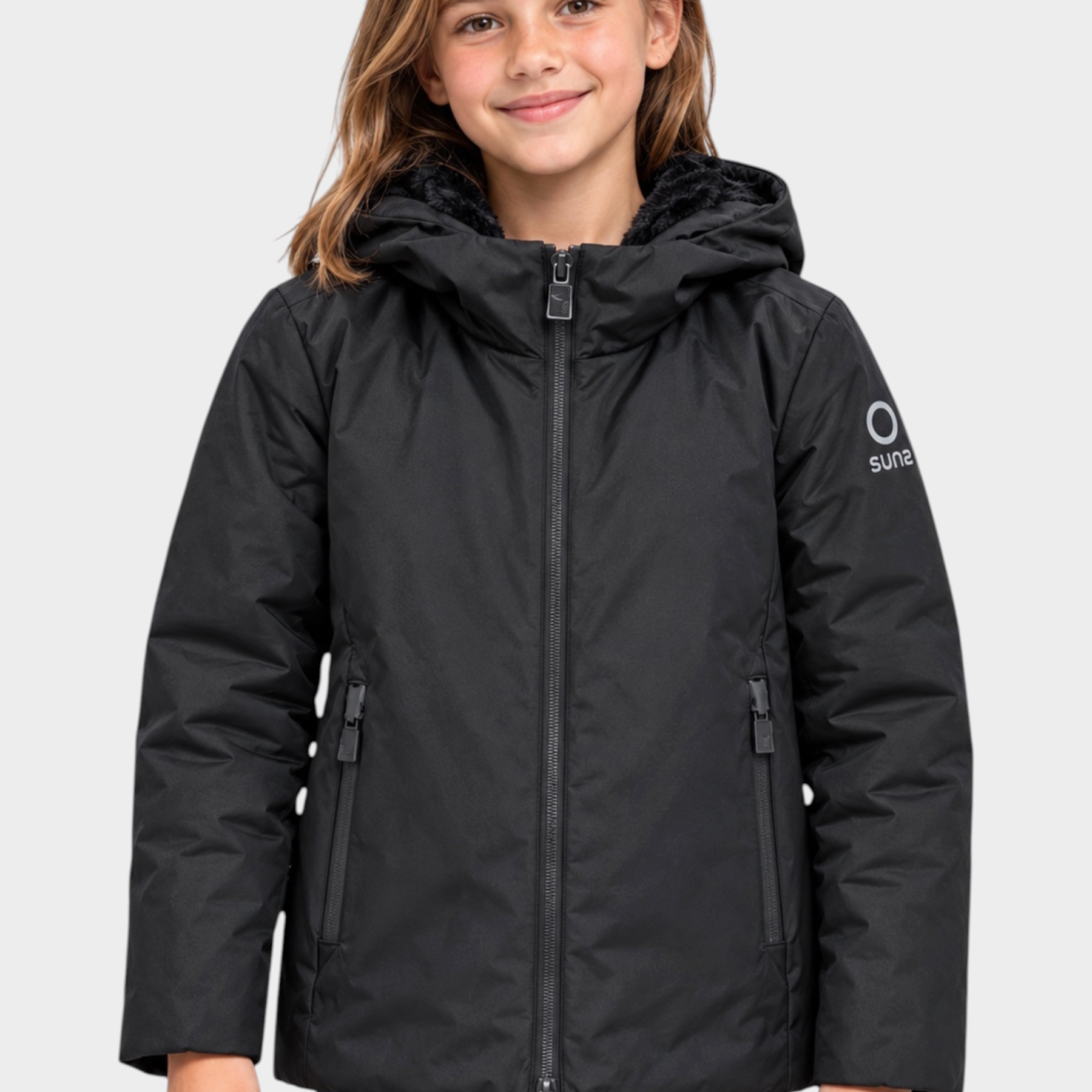 Bambina che indossa il giubbino nero Aurelia Velour di Follower SRL con cappuccio e logo SUNS BOARDS sulla manica