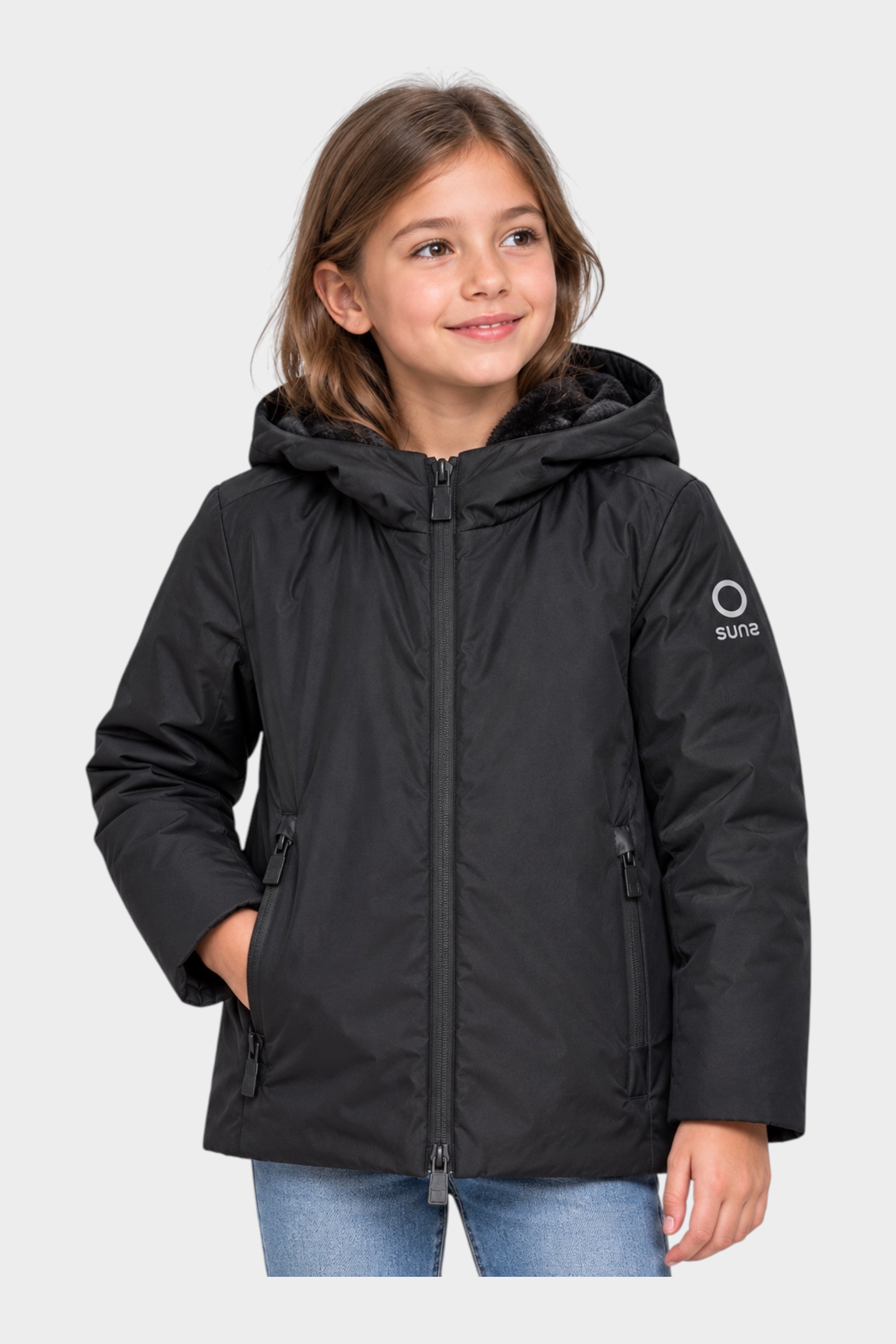 Bambina che indossa il giubbino nero Aurelia Velour di Follower SRL con cappuccio e chiusura a zip