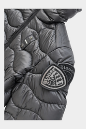 Giubbino trapuntato nero per bambina Follower SRL con logo Blauer decorato da strass sulla manica