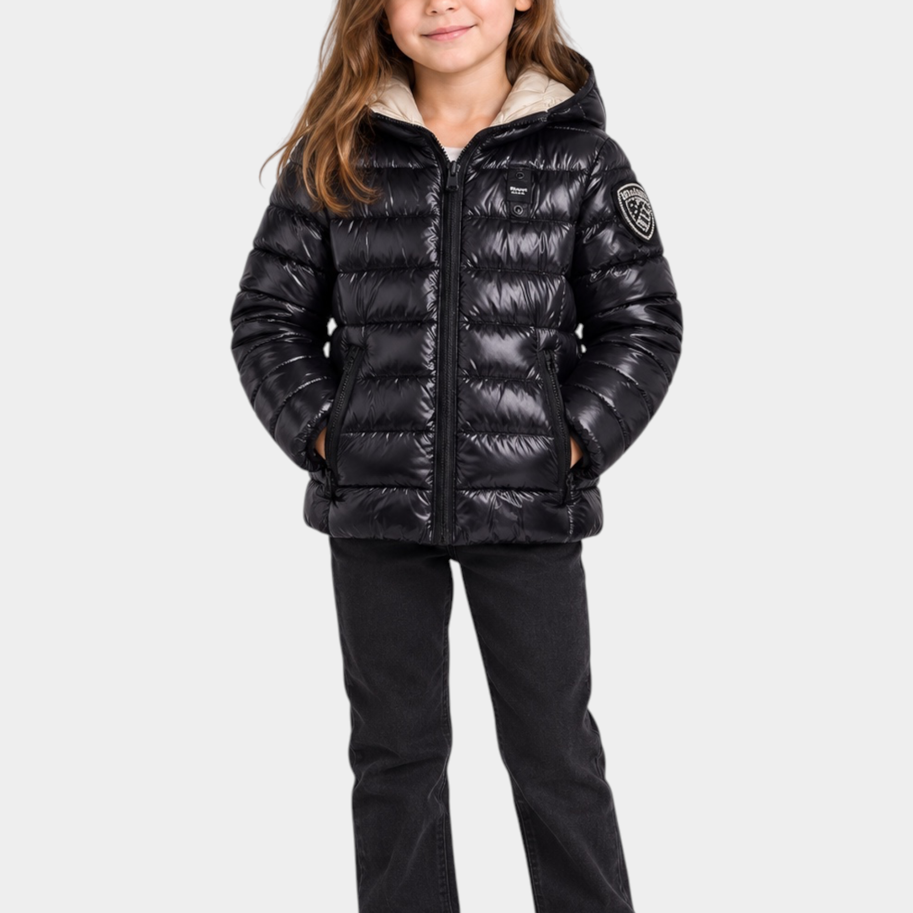 Bambina indossa giubbino invernale nero Blauer di Follower SRL in nylon idro rip con cappuccio e logo sulla manica
