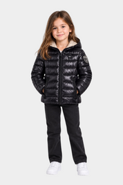 Bambina indossa giubbino invernale nero Blauer di Follower SRL in nylon idro rip con cappuccio e logo sulla manica