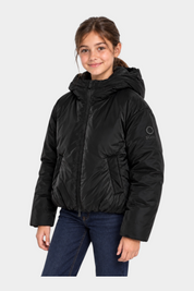 Ragazza indossa giubbino nero imbottito con cappuccio SUNS BOARDS di Follower SRL, stile casual invernale