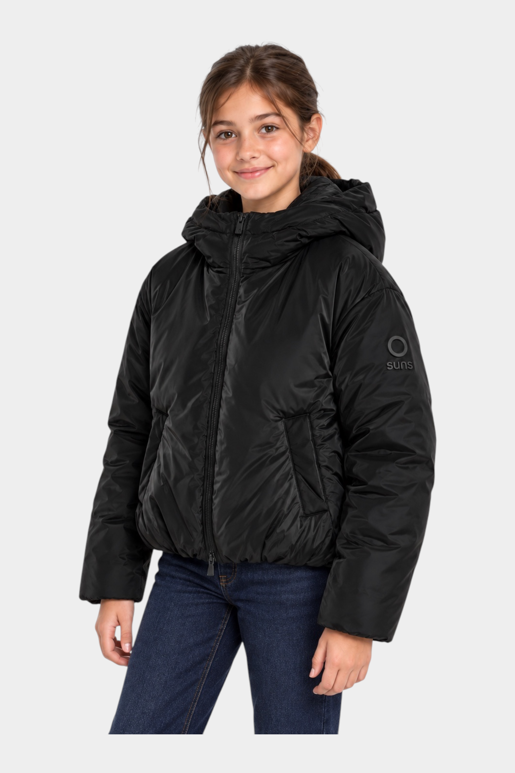 Ragazza indossa giubbino nero imbottito con cappuccio SUNS BOARDS di Follower SRL, stile casual invernale