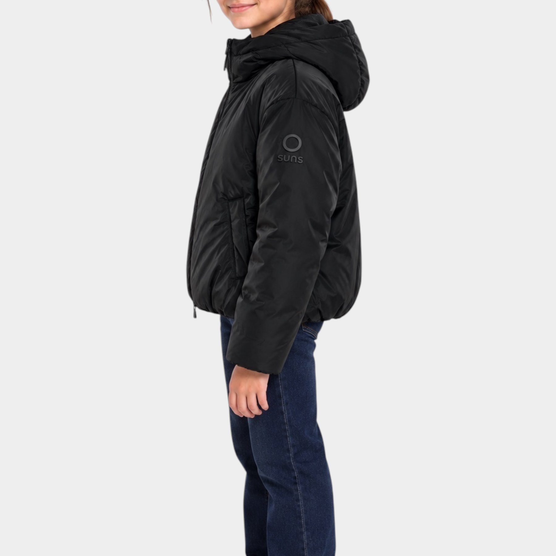 Bambina indossa giubbino nero SUNS BOARDS in velour con cappuccio, vista laterale, collezione Follower SRL