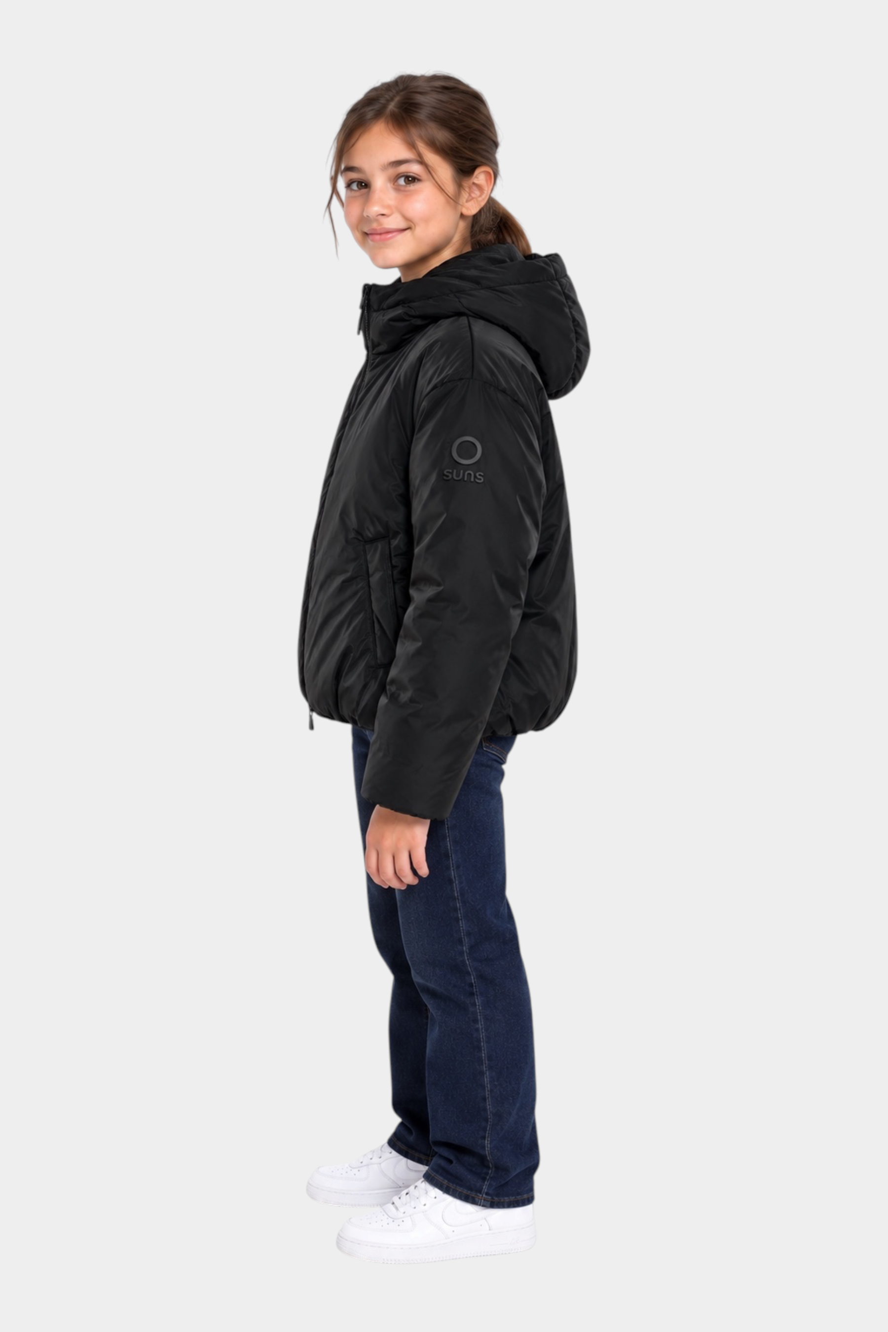 Bambina indossa giubbino nero SUNS BOARDS in velour con cappuccio, vista laterale, collezione Follower SRL