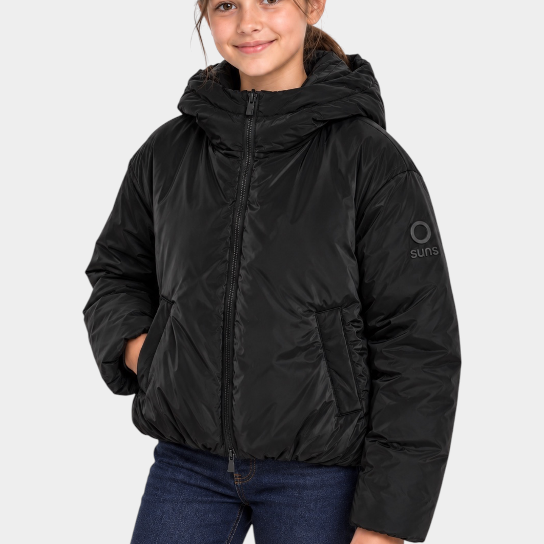Bambina che indossa il giubbino nero Aurelia Velour di Follower SRL con cappuccio e logo SUNS BOARDS sulla manica