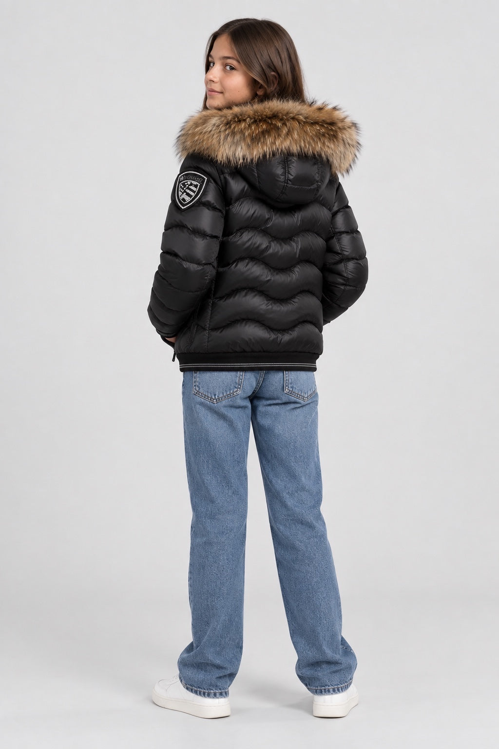 Bambina indossa giubbino nero trapuntato Blauer con cappuccio bordato in pelliccia, vista posteriore, Follower SRL