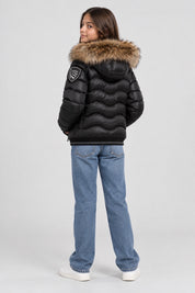 Bambina indossa giubbino nero trapuntato Blauer con cappuccio bordato in pelliccia, vista posteriore, Follower SRL