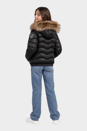 Bambina indossa giubbino nero trapuntato Blauer con cappuccio bordato in pelliccia, vista posteriore, Follower SRL