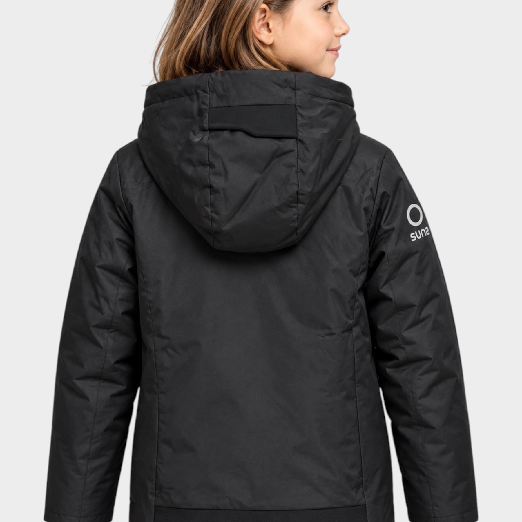 Bambina indossa giubbino nero SUNS BOARDS con cappuccio, vista posteriore, brand Follower SRL