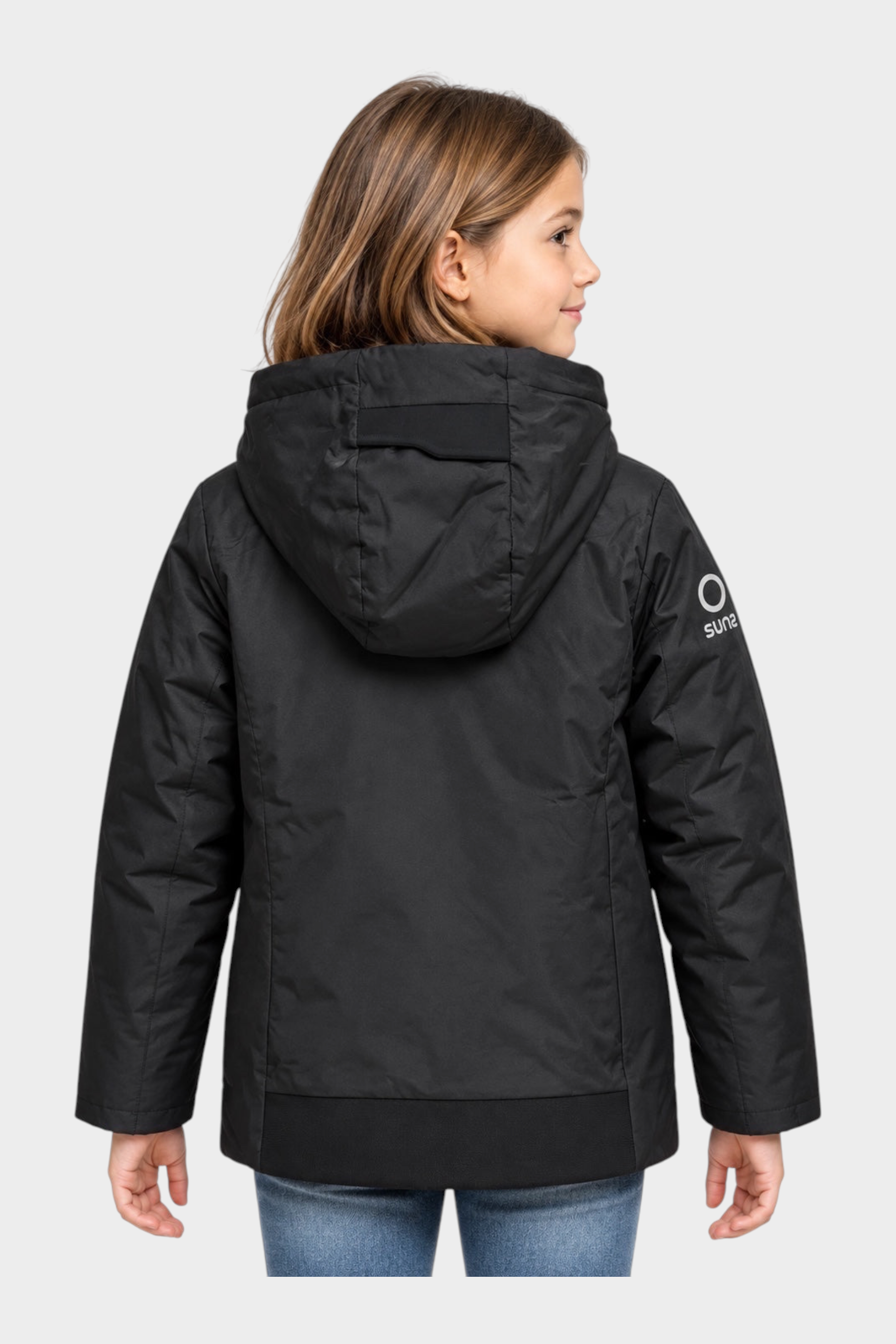 Bambina indossa giubbino nero SUNS BOARDS con cappuccio, vista posteriore, brand Follower SRL