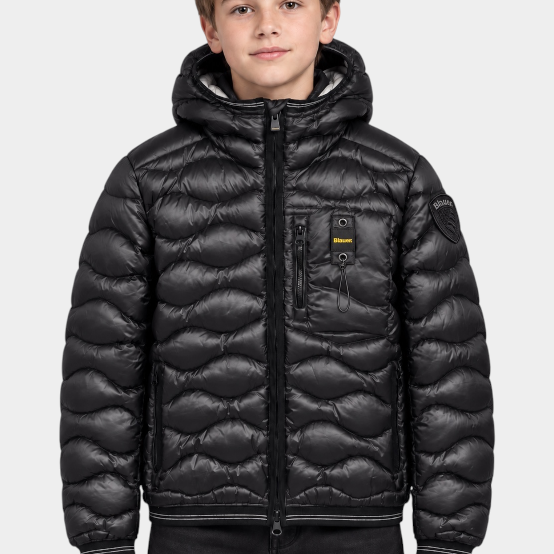 Giubbino nero Blauer Bryant per bambino con impuntura a onde, cappuccio fisso e logo Follower SRL sulla manica