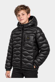 Ragazzo indossa giubbino nero Blauer Bryant con impuntura a onde, cappuccio fisso e logo sulla manica