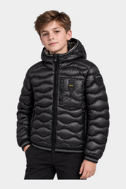 Ragazzo indossa giubbino nero Blauer Bryant con impuntura a onde, cappuccio fisso e logo distintivo sulla manica