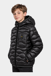Ragazzo indossa giubbino nero Blauer Bryant con impuntura a onde, cappuccio fisso e logo distintivo sulla manica