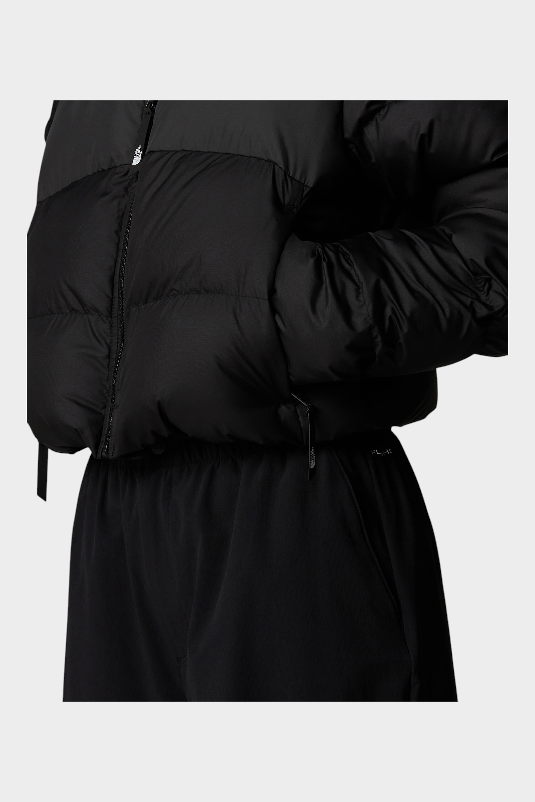 Giubbino cropped nero The North Face Saikuru in tessuto WindWall indossato, dettaglio del design imbottito Follower SRL