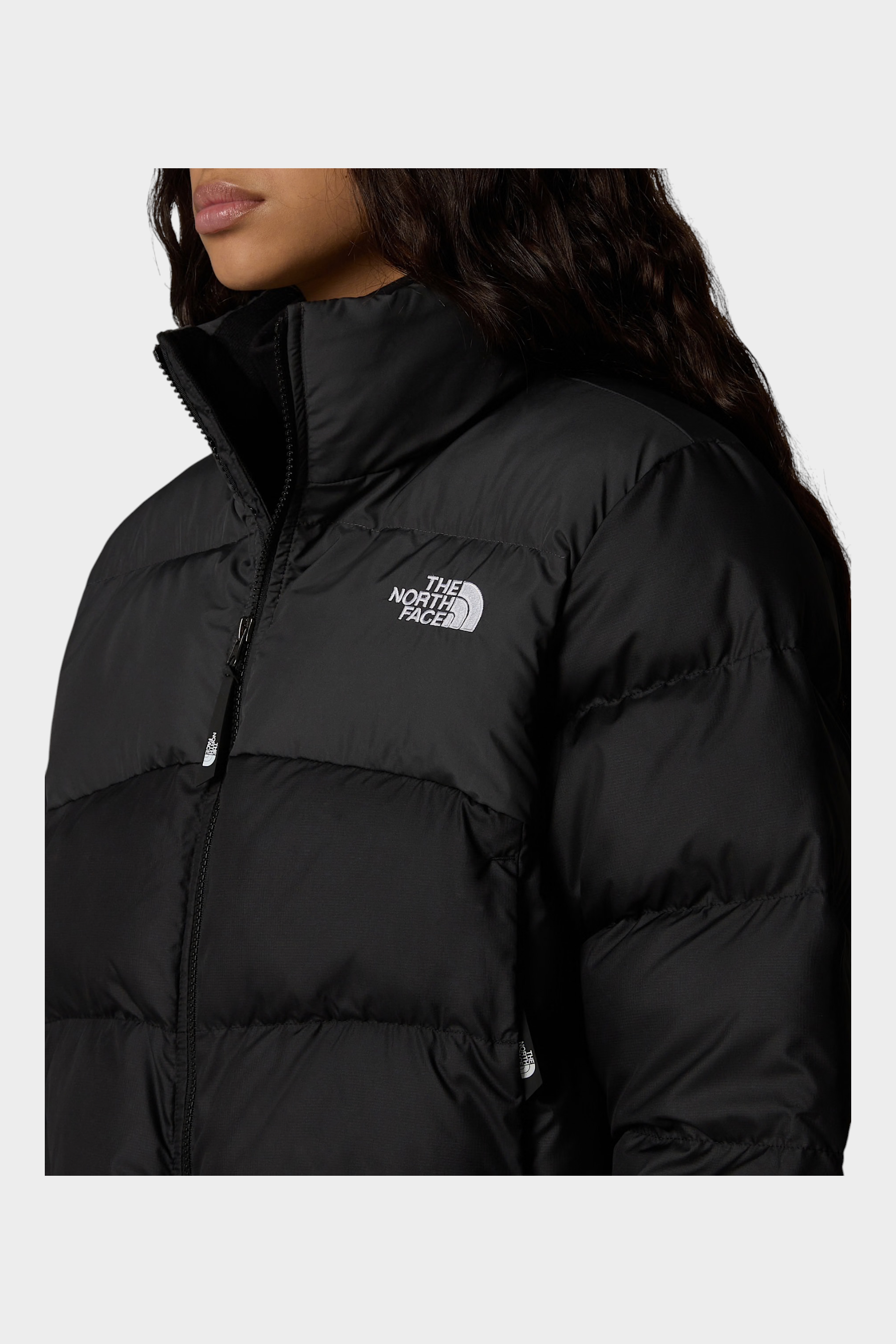 Giubbino cropped nero The North Face Saikuru con tecnologia WindWall indossato da modella, Follower SRL