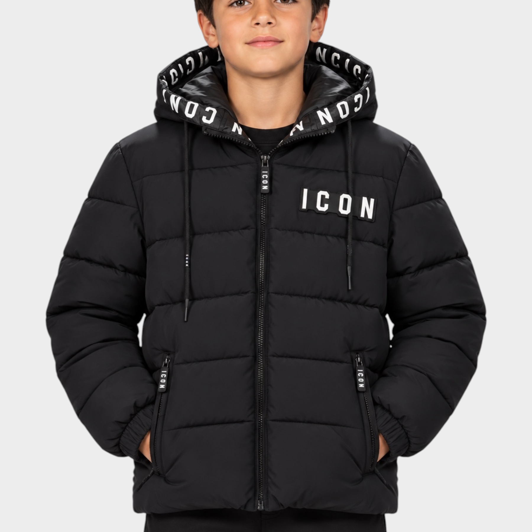 Ragazzo indossa giubbino nero Follower SRL con cappuccio e logo ICON bianco a contrasto