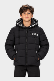 Ragazzo indossa giubbino nero Follower SRL con cappuccio e logo ICON bianco a contrasto
