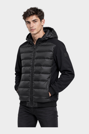 Modello indossa giubbino Follower SRL nero in piumino e nylon con cappuccio e chiusura a zip