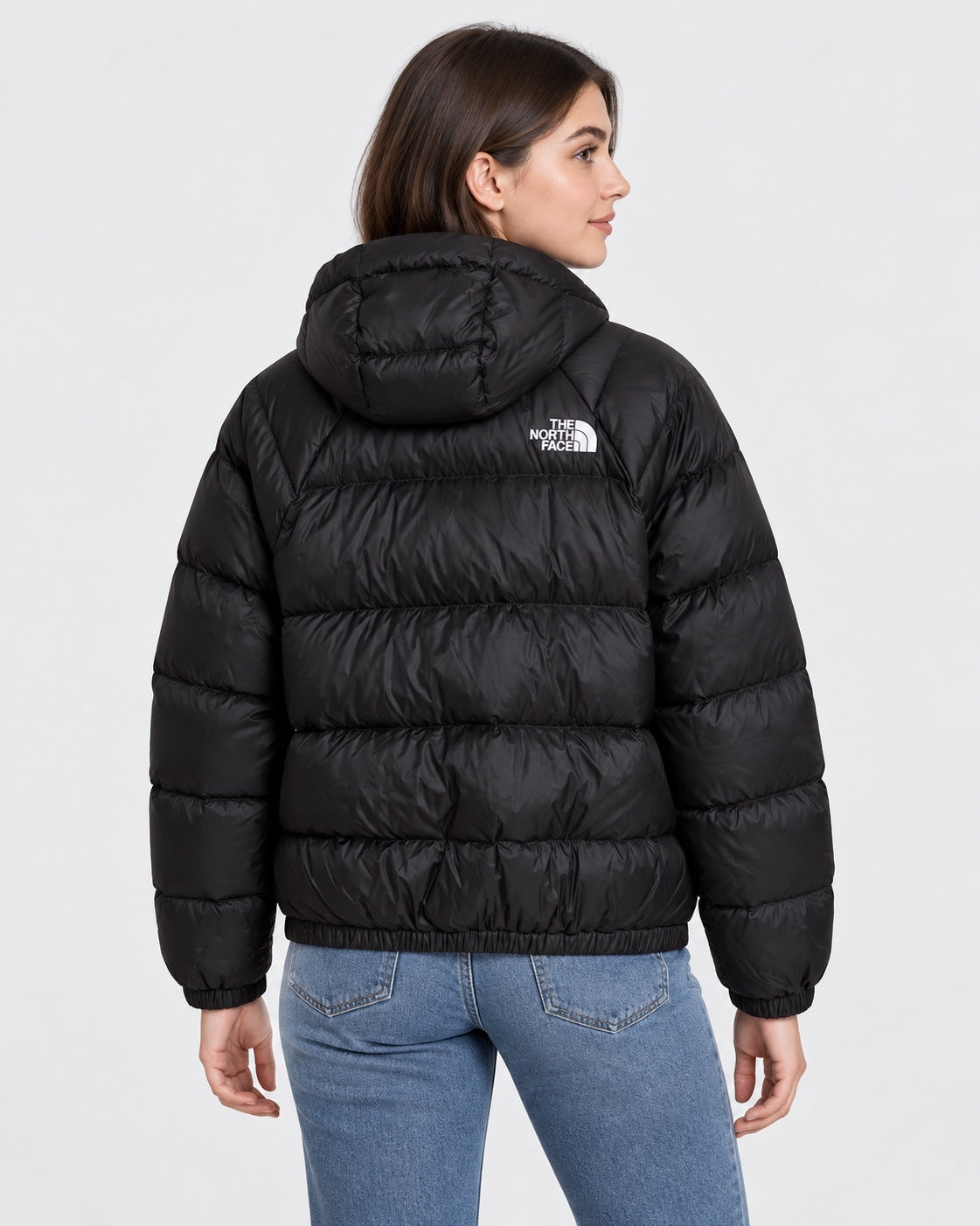 Donna indossa giubbino nero con cappuccio The North Face Hydrenalite, vista posteriore, venduto da Follower SRL
