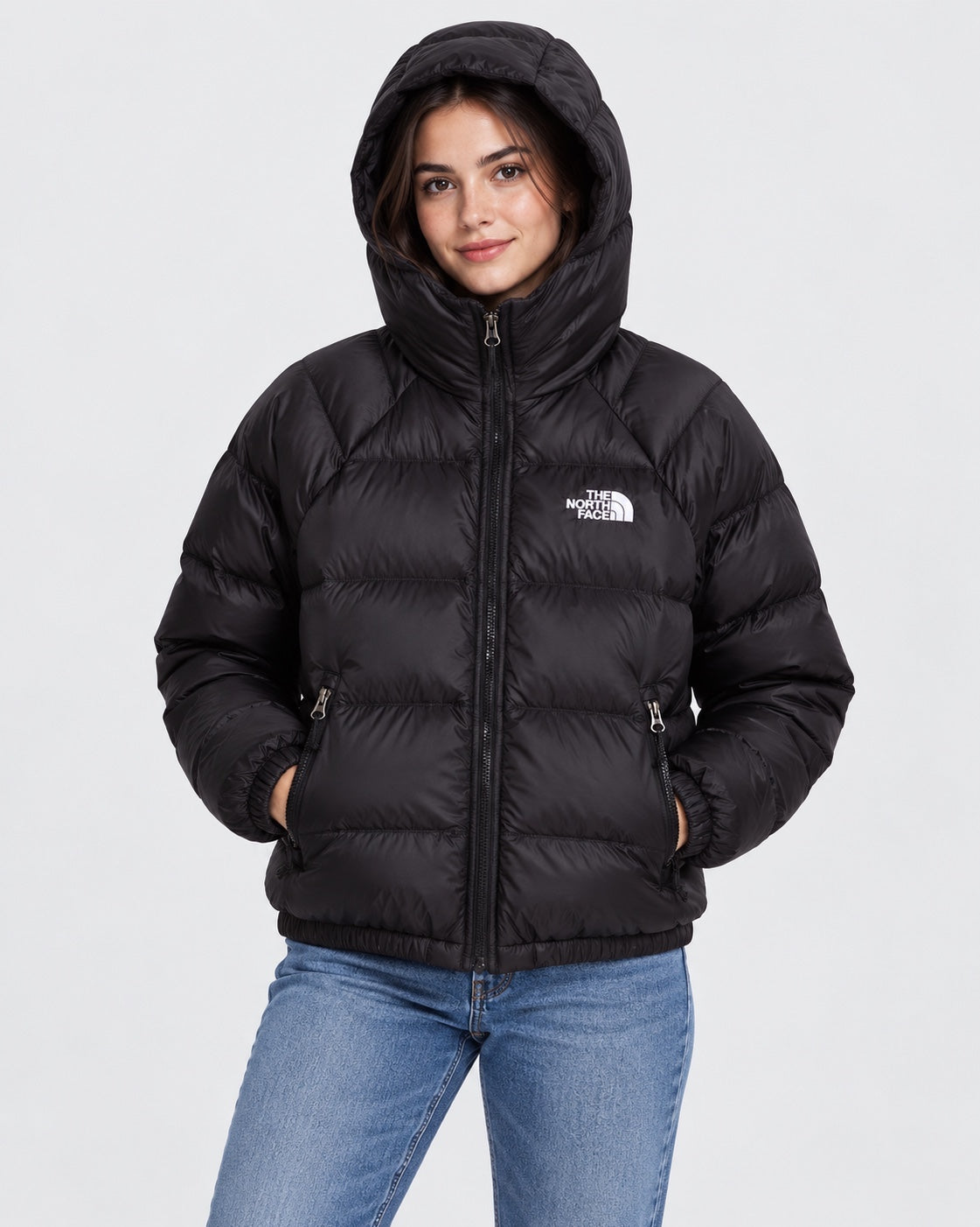 Modella indossa giubbino nero con cappuccio The North Face Hydrenalite in piumino, proposto da Follower SRL