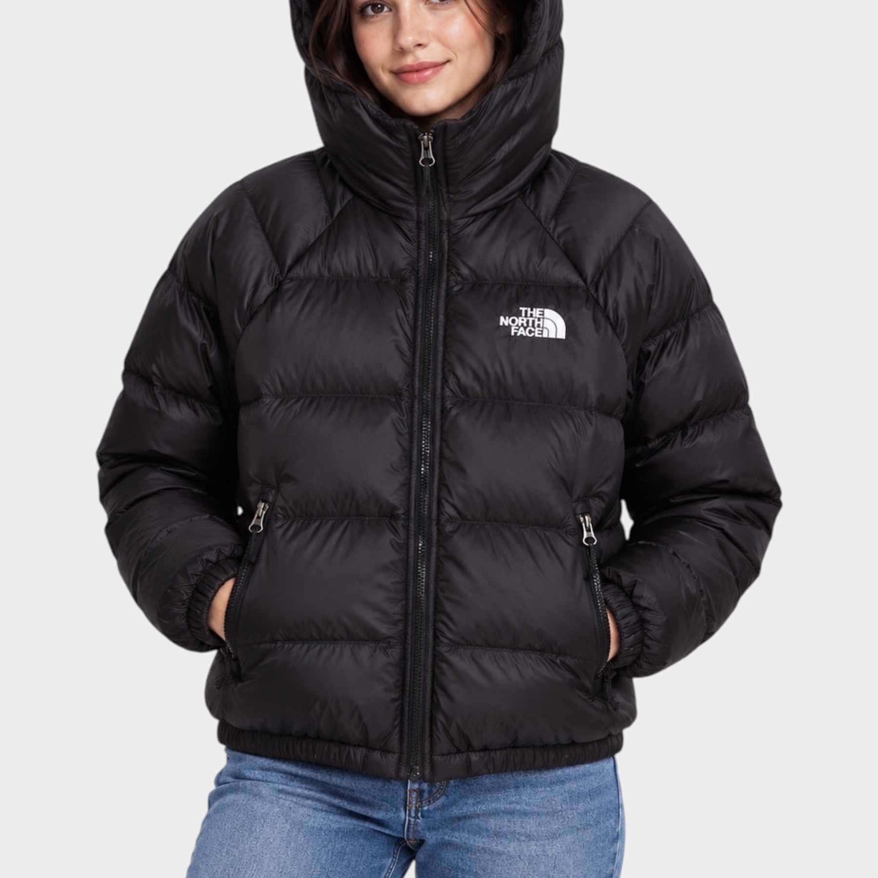 Modella indossa giubbino nero con cappuccio The North Face Hydrenalite in piumino, proposto da Follower SRL