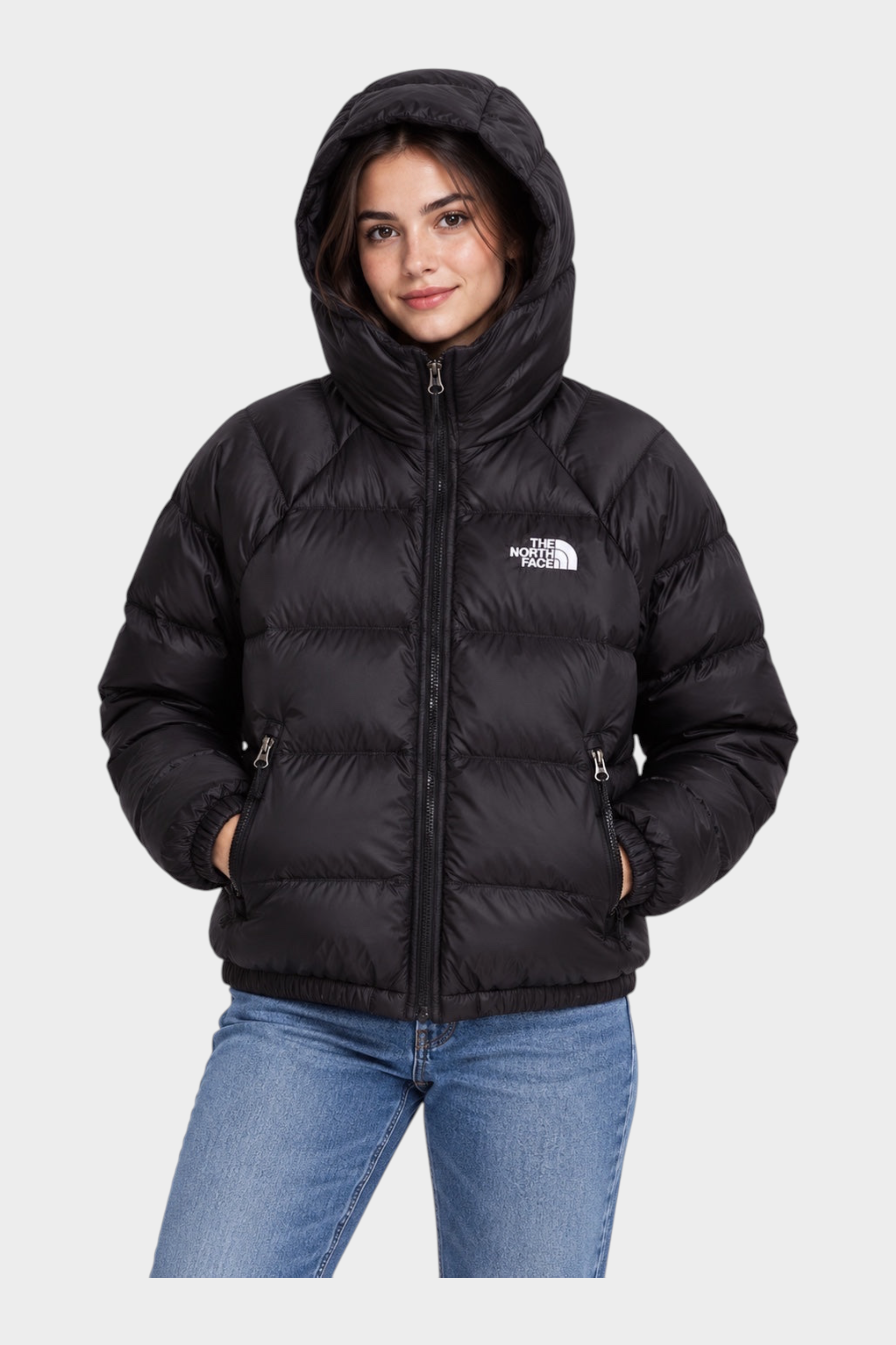 Modella indossa giubbino nero con cappuccio The North Face Hydrenalite in piumino, proposto da Follower SRL