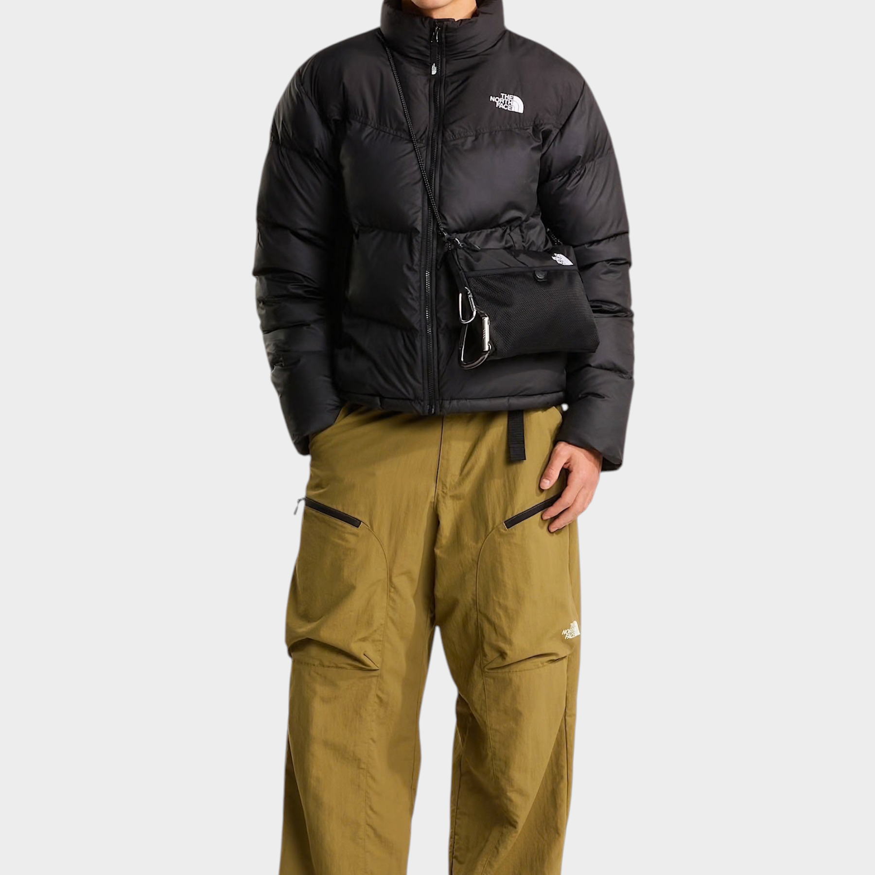 Modello Follower SRL indossa giubbino nero The North Face Saikuru con tecnologia WindWall e pantaloni cargo color kaki