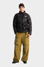Modello Follower SRL indossa giubbino nero The North Face Saikuru con tecnologia WindWall e pantaloni cargo color kaki