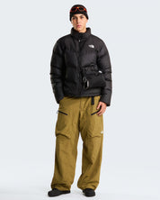 Modello Follower SRL indossa giubbino nero The North Face Saikuru con tecnologia WindWall e pantaloni cargo color kaki