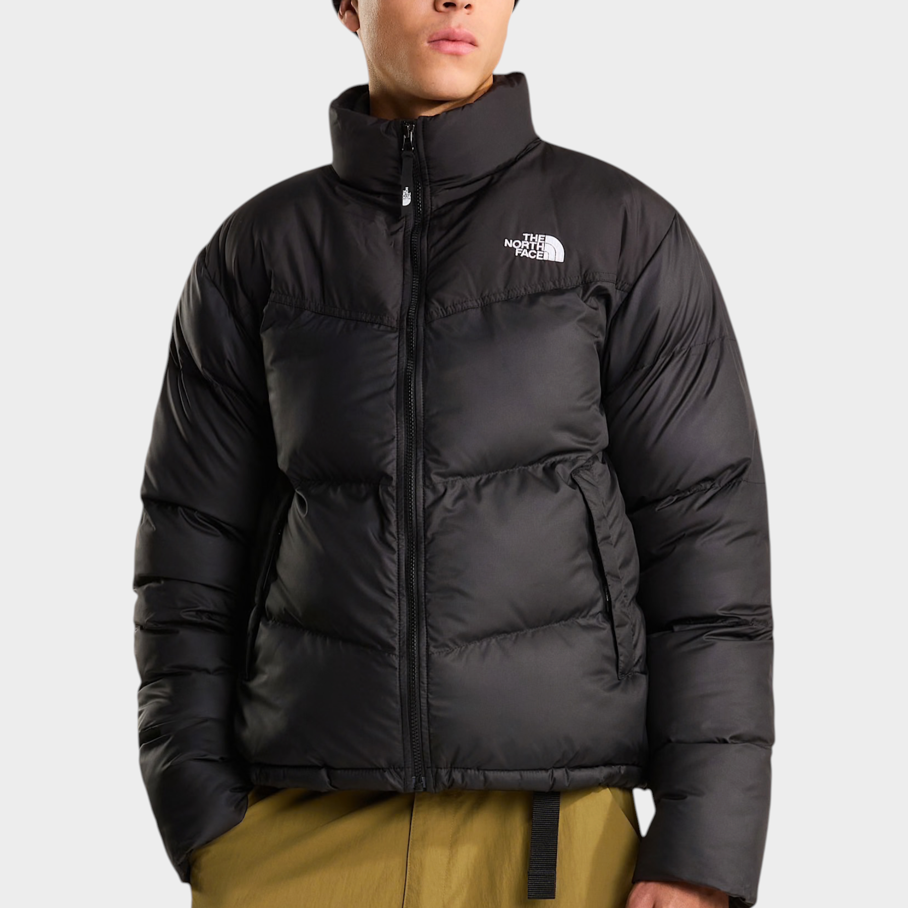 Modello indossa giubbino nero The North Face Saikuru con tecnologia WindWall e berretto, Follower SRL