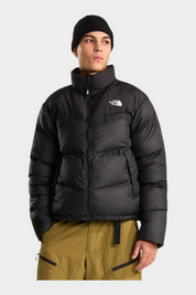 Modello indossa giubbino nero The North Face Saikuru con tecnologia WindWall e berretto, Follower SRL