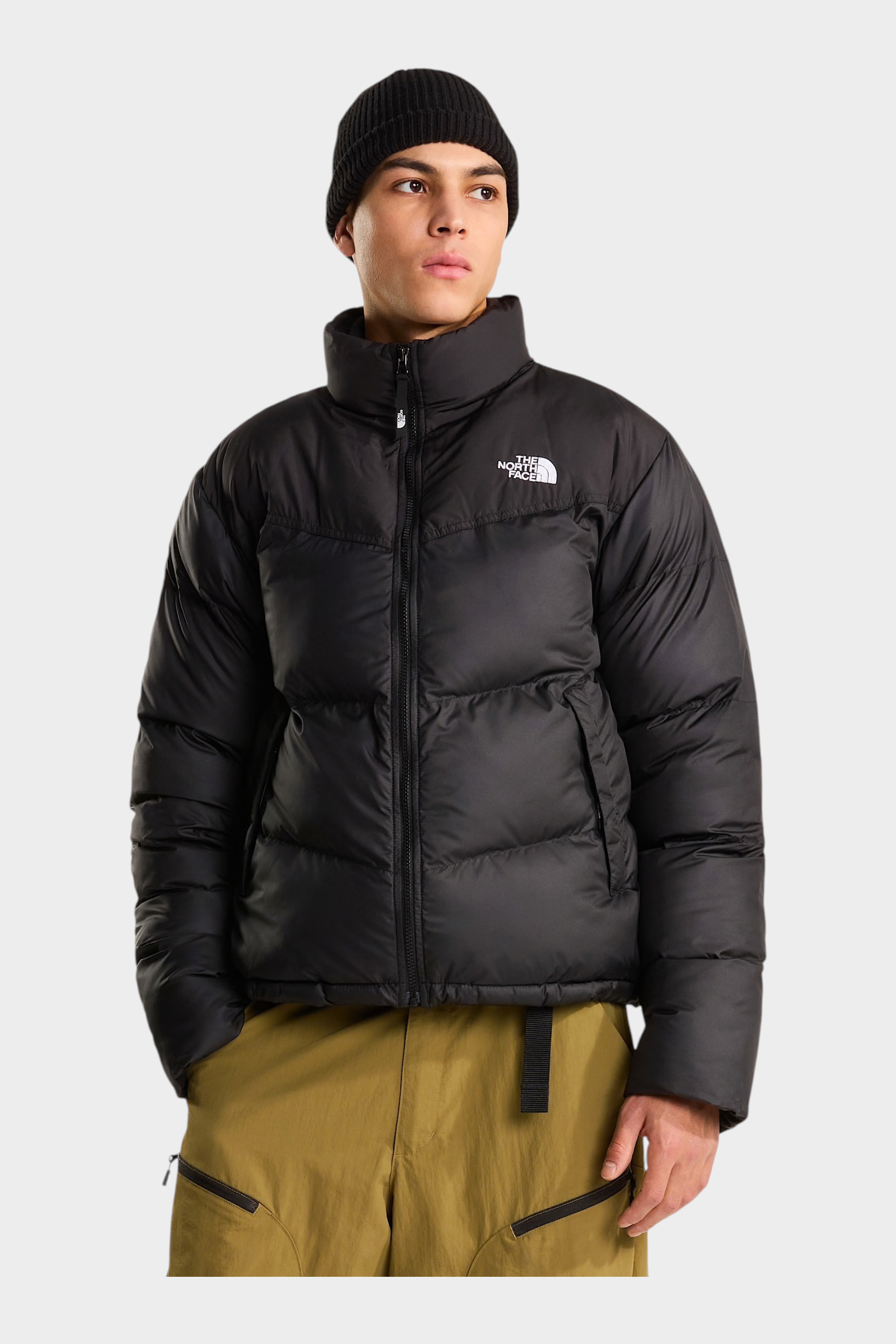Modello indossa giubbino nero The North Face Saikuru con tecnologia WindWall e berretto, Follower SRL