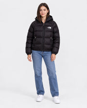 Modella indossa giubbino nero con cappuccio Hydrenalite™ The North Face proposto da Follower SRL con jeans blu