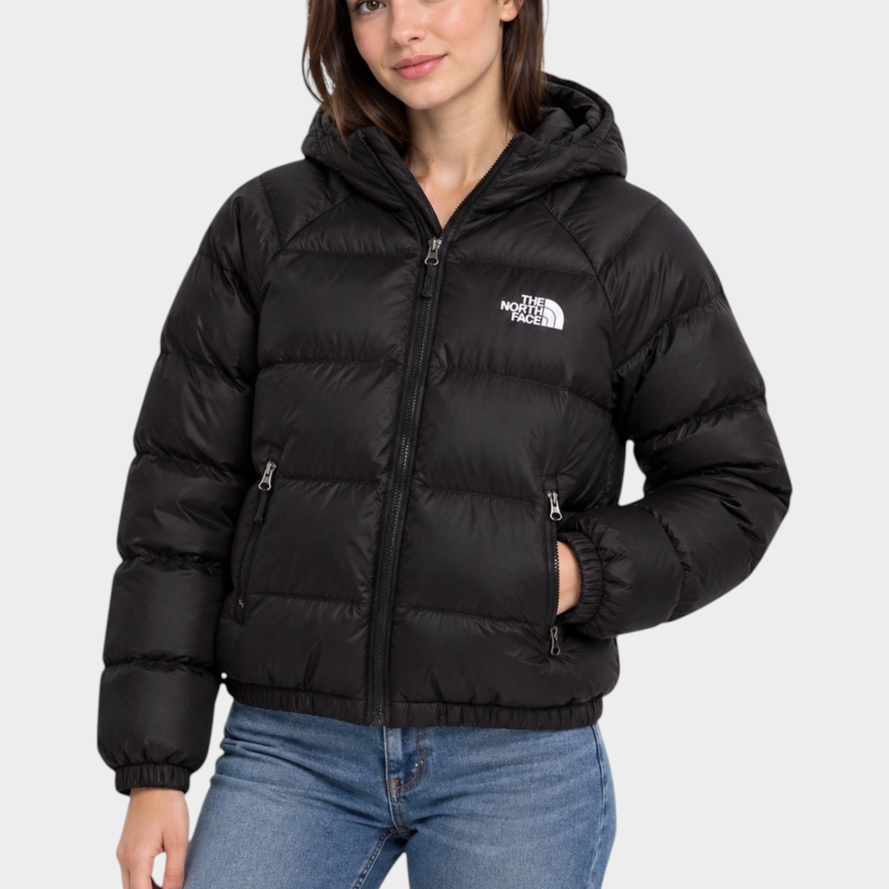 Modella indossa giubbino nero con cappuccio The North Face Hydrenalite, venduto da Follower SRL