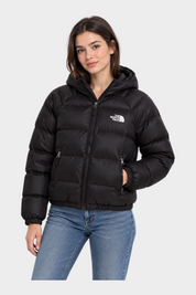 Modella indossa giubbino nero con cappuccio The North Face Hydrenalite, venduto da Follower SRL