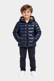 Bambino indossa giubbino Follower SRL in nylon blu idrorepellente con cappuccio e imbottitura Sorona Aura