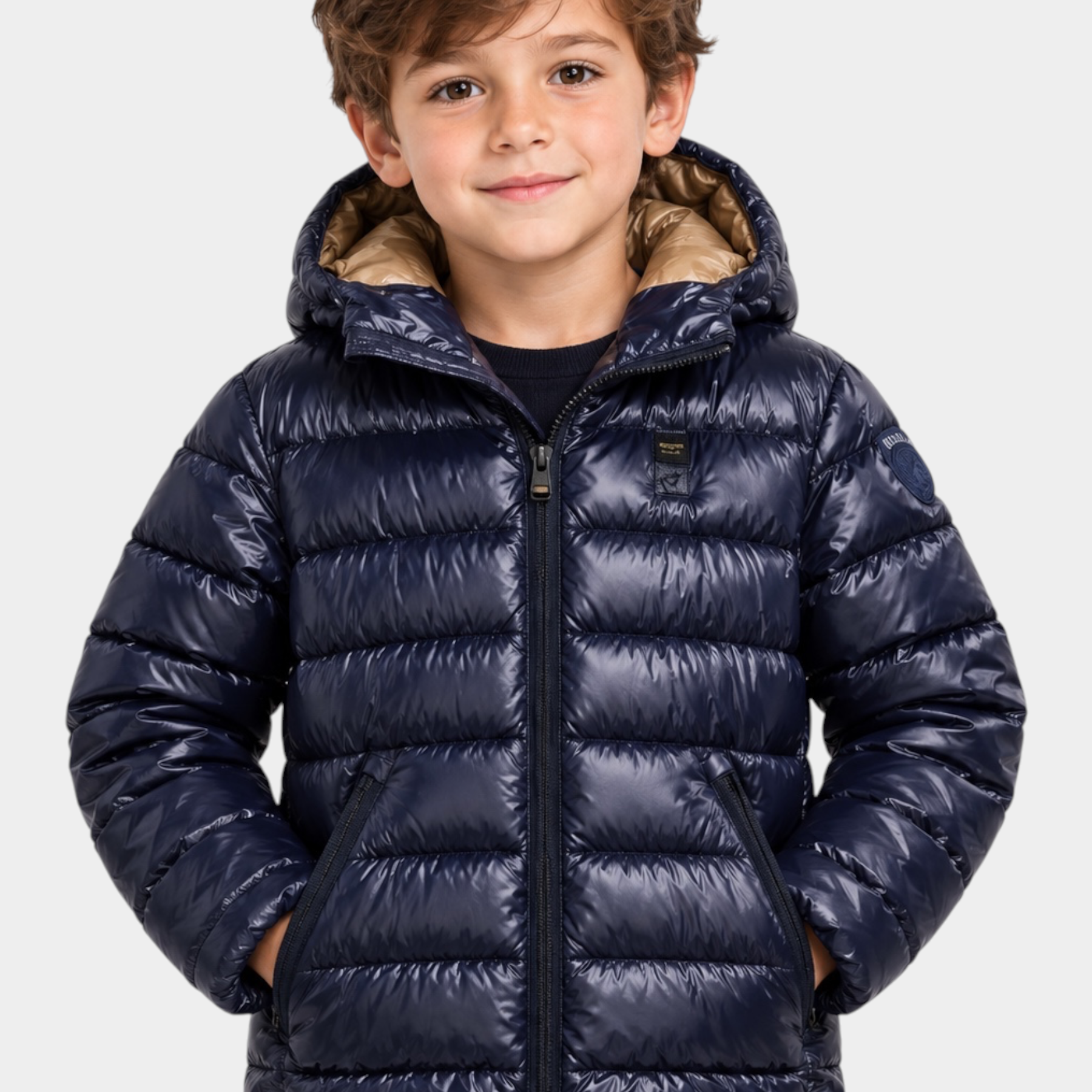 Bambino indossa giubbino Follower SRL in nylon blu trapuntato con cappuccio, imbottitura Sorona Aura e logo Blauer
