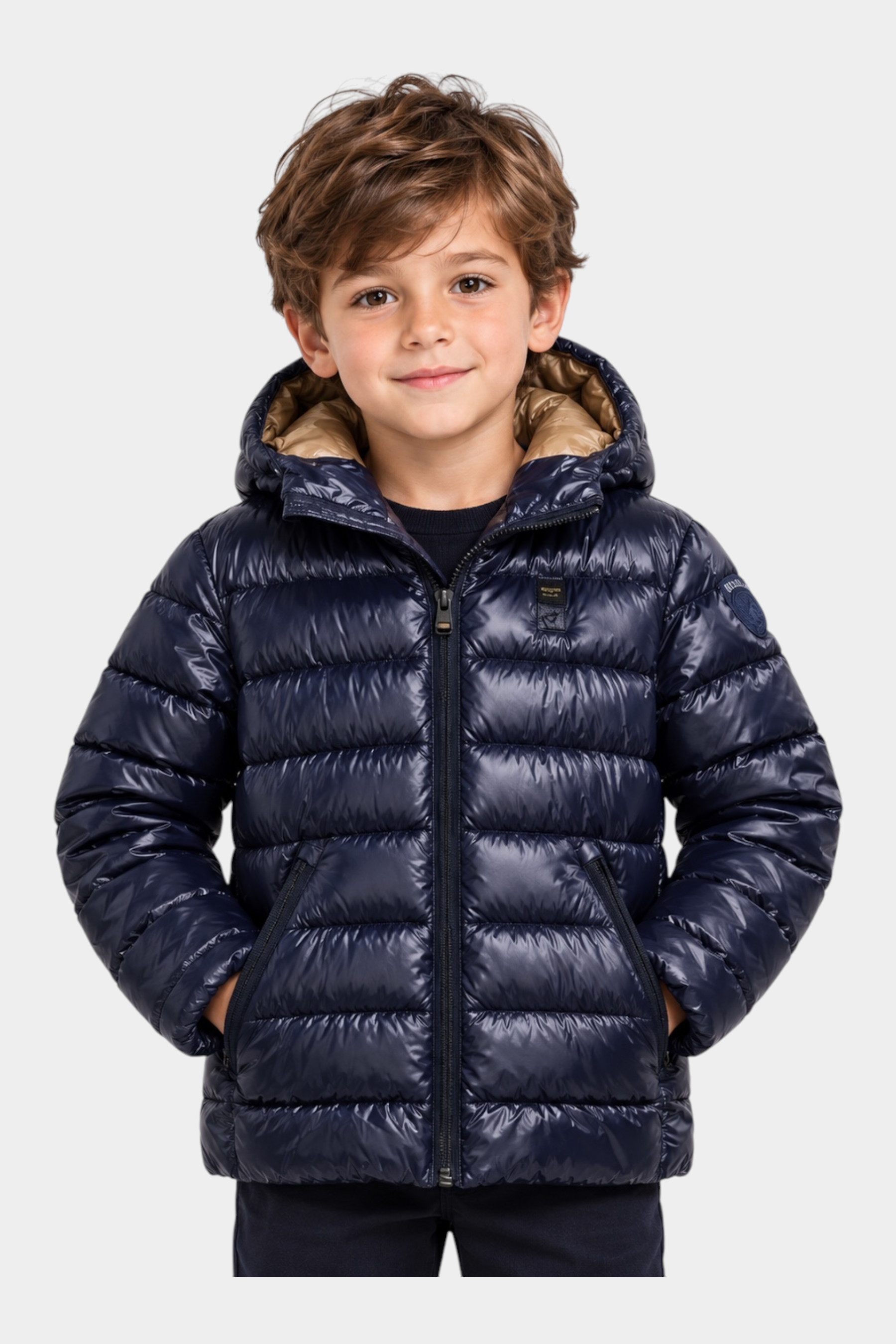 Bambino indossa giubbino Follower SRL in nylon blu trapuntato con cappuccio, imbottitura Sorona Aura e logo Blauer