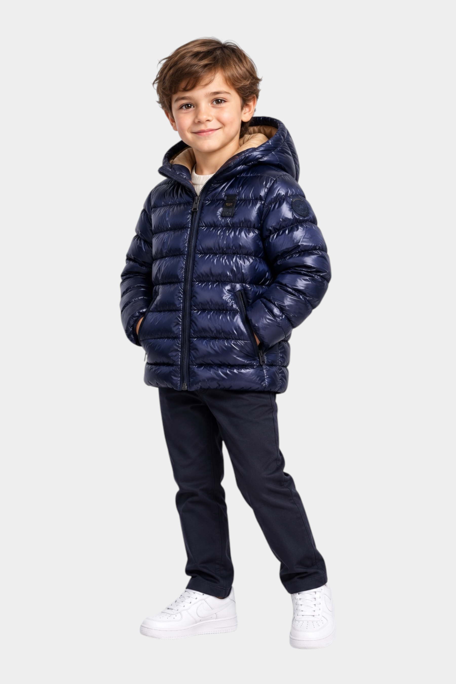Bambino indossa giubbino in nylon blu Follower SRL con cappuccio, imbottitura Sorona Aura e chiusura con zip