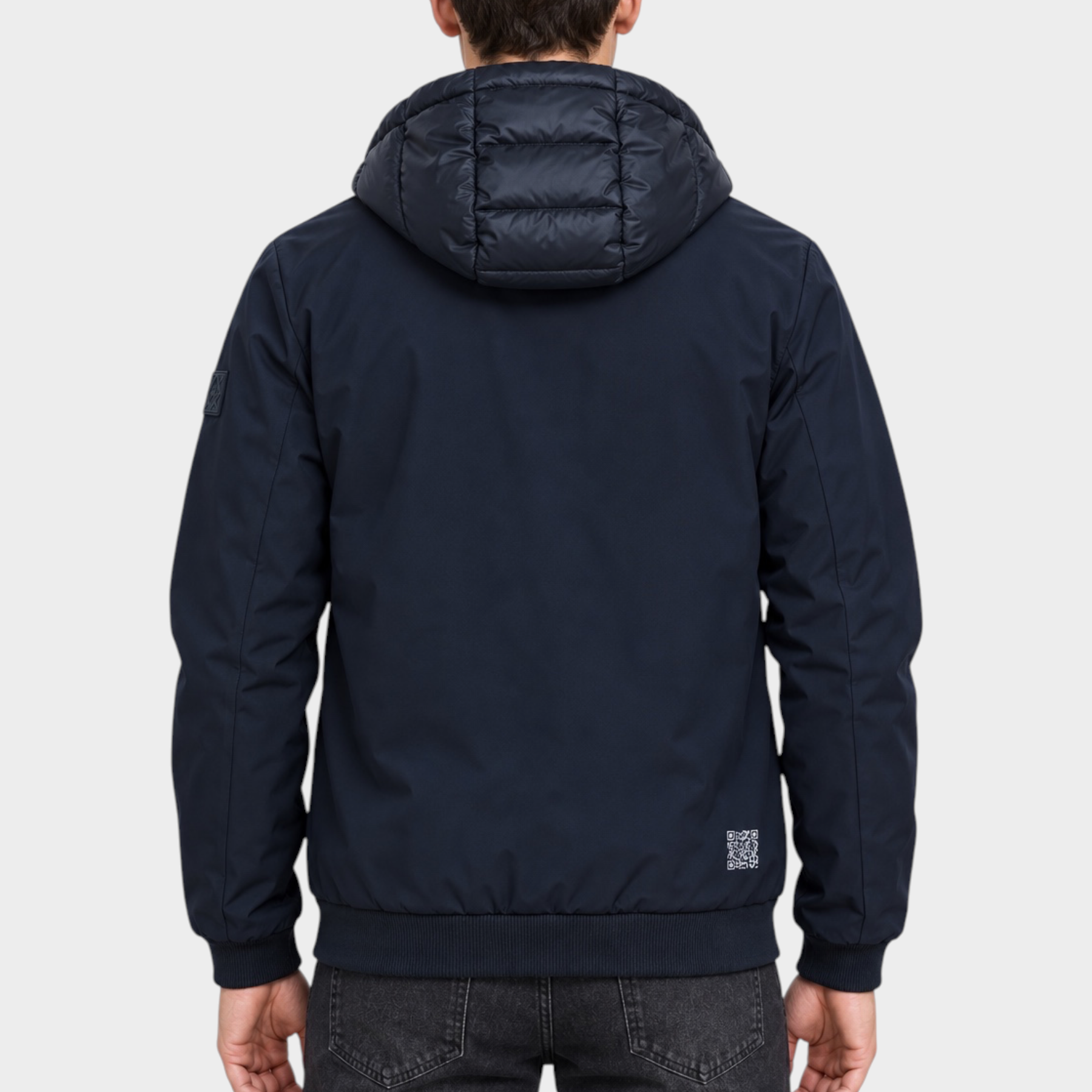 Vista posteriore di un uomo che indossa un giubbino Follower SRL blu navy in nylon con cappuccio imbottito
