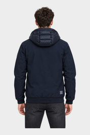Vista posteriore di un uomo che indossa un giubbino Follower SRL blu navy in nylon con cappuccio imbottito