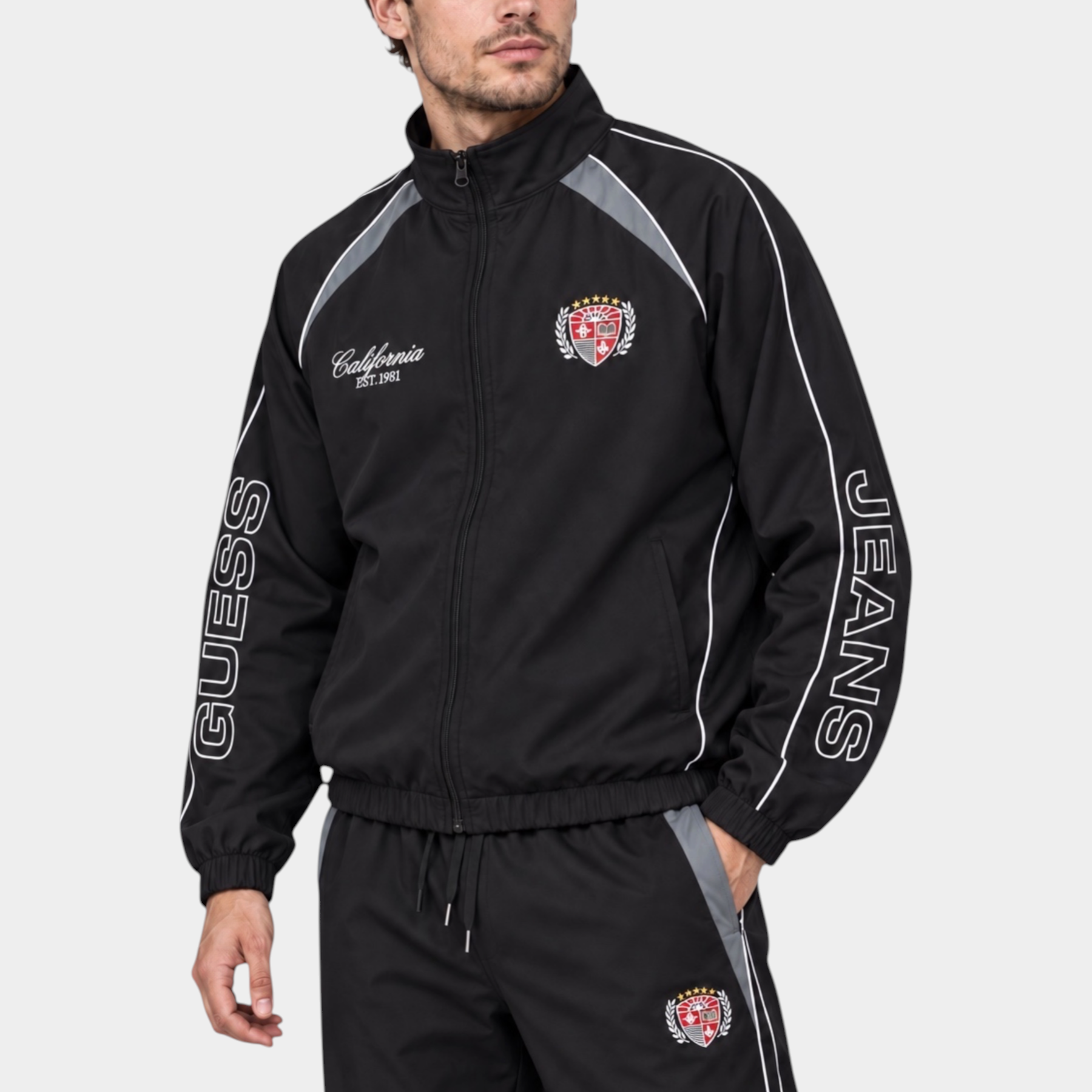 Modello indossa felpa giubbino in nylon nero Follower SRL GUESS con logo California e scritte sulle maniche