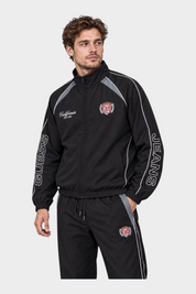 Modello indossa felpa giubbino in nylon nero Follower SRL GUESS con logo California e scritte sulle maniche